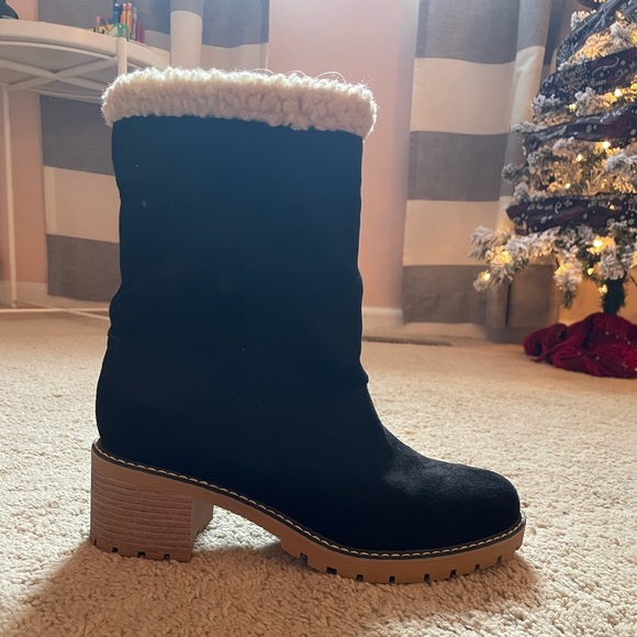 Maurice’s Boots: Size 10, Black w/ Tan Sherpa Lining - Picture 3 of 3